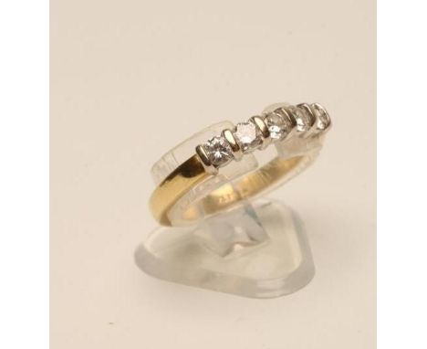 A FIVE STONE DIAMOND RING, the brilliant cut stones bar set to a plain 18ct gold shank, size N