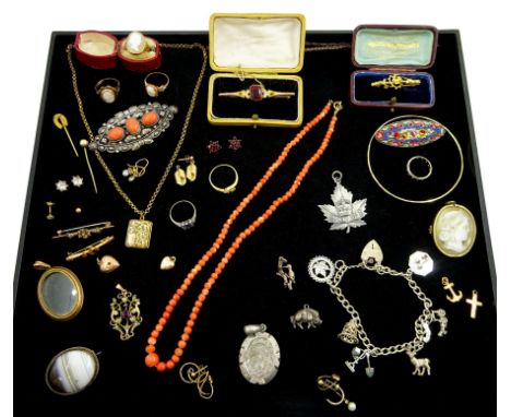 Victorian and later jewellery including coral bead necklace, 18ct gold diamond ring, 9ct gold brooches, gold amethyst pendant