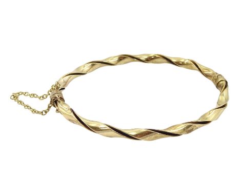 9ct gold twist hinged bangle, stamped 375Condition Report:Approx 5.4gm, inner circumference = 18cm, good condition