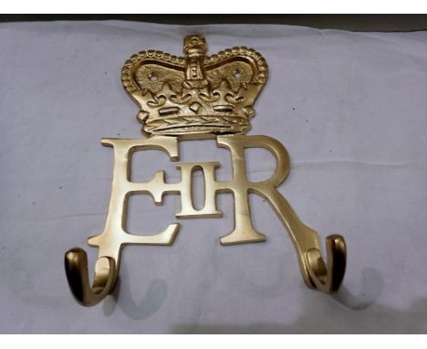 Cast iron E II R key hook, H: 20 cm. P&amp;P Group 1 (£14+VAT for the first lot and £1+VAT for subsequent lots) 