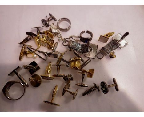 Mixed gents cufflinks and jewelry. P&amp;P Group 1 (£14+VAT for the first lot and £1+VAT for subsequent lots) 