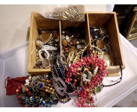 Large quantity of costume jewellery. P&amp;P Group 1 (£14+VAT for the first lot and £1+VAT for subsequent lots) 