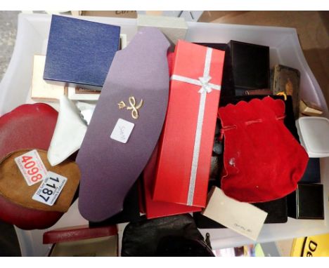 Quantity of mixed jewellery boxes and bags. P&amp;P Group 2 (£18+VAT for the first lot and £3+VAT for subsequent lots) 