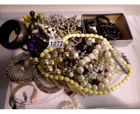 Quantity of costume jewellery mainly necklaces. P&amp;P Group 1 (£14+VAT for the first lot and £1+VAT for subsequent lots) 