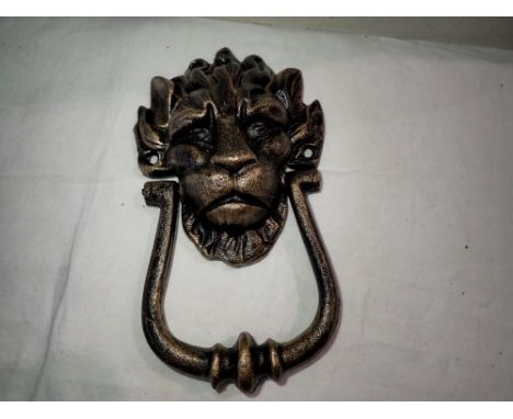 Cast iron lion door knocker, H: 18 cm. P&amp;P Group 1 (£14+VAT for the first lot and £1+VAT for subsequent lots) 