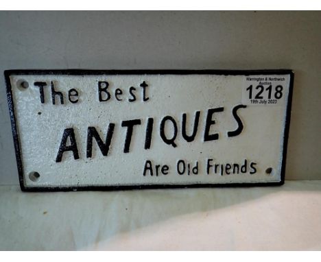 Cast iron The best antiques are old friends sign. P&amp;P Group 1 (£14+VAT for the first lot and £1+VAT for subsequent lots) 