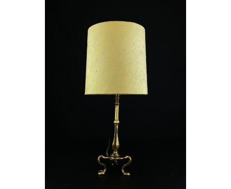 An Edwardian brass Pullman table lamp having a faceted baluster form stem raised on scrolling tripod supports on pad feet wit