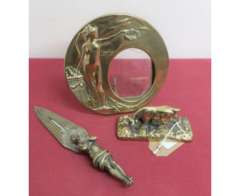 Art Nouveau brass circular easel picture frame decorated in relief with a nude female figure with a garland, with oval apertu