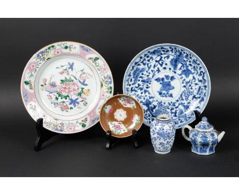 Een lot divers porselein waaronder waaronder een bord,  dekselpotje en trekpotje. China, Kangxi &amp; Qianlong.