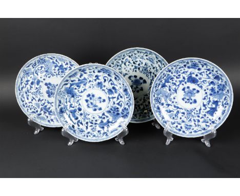 Een set van vier porseleinen borden met floraal decor. China, Kangxi.