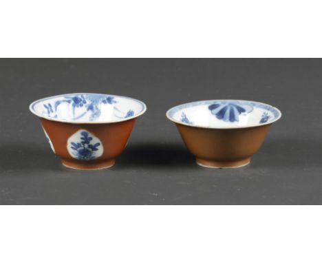 Twee porseleinen koppen met vlinder decoratie en capucijner buitenzijde. China, Kangxi.