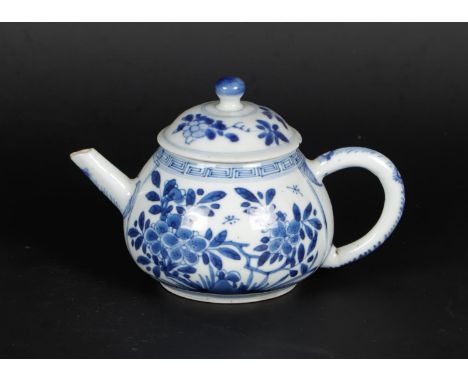 Een porseleinen theepot met floraal decor. China, Kangxi. 