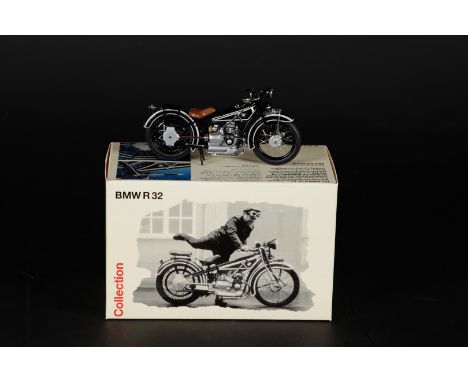 Minichamps - Scale 1/18 - BMW R32.