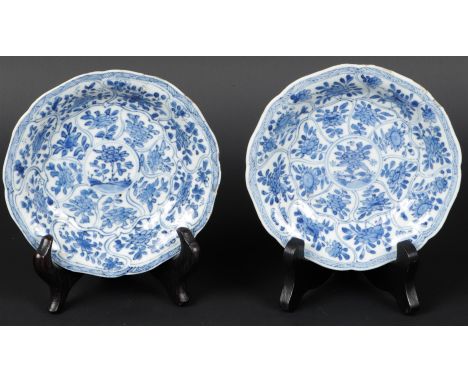 Twee porseleinen gecontourneerde bordjes met lotus vakverdeling met floraal decor. Met bloem gemerkt. China, Kangxi. 
