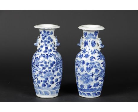 Een set porseleinen balustervazen met drakendecor, gemerkt Kangxi. China, 19e eeuw.