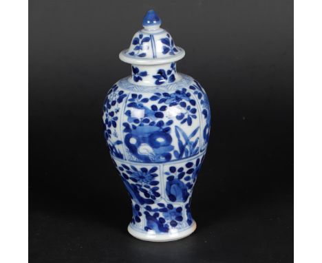 Een porseleinen dekselvaas met floraal in vakverdeling, gemerkt met artemisia blad. China, Kangxi. 