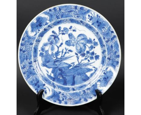 Een porseleinen schotel met paradijsvogels-op-rots decor, gemerkt met zegelmerk. China, Kangxi. 