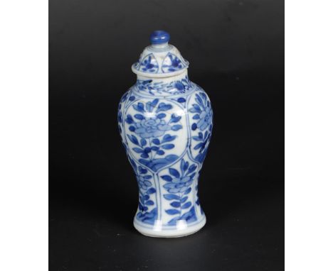 Een porseleinen dekselvaas met floraal decor in perken. China, Kangxi.