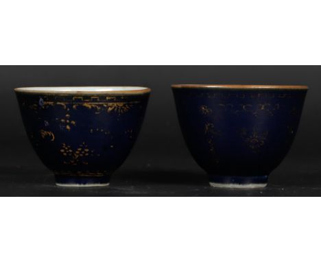 Twee porseleinen kommetjes met powderblue met goud exterieur decor. China, Kangxi. 