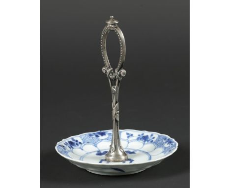 Een porseleinen presenteerschaaltje China, Kangxi (1662-1722) met een zilveren greep (zilver 19e eeuw) 
