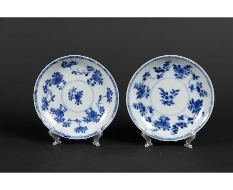 Twee porseleinen bordjes met floraal decor en zeemleer kleurige achterzijde. Met lingzhy gemerkt. China Kangxi. 