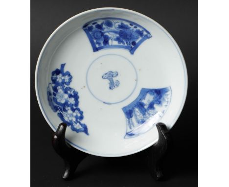 Een porseleinen bordje met verschillende perken en Lingzhy in het midden,met zeemleer achterzijde. China, Kangxi. 
