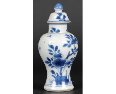 Een porseleinen dekselvaas met floraal decor. China, Kangxi. 