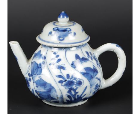 Een porseleinen theepot met floraal-, landschap-, en tao•stische symbolen decor. China, Kangxi. 