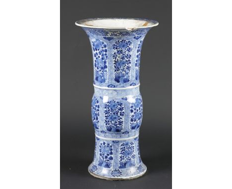 Een porseleinen bekervaas met baluster in de midden (Yenyen vaas) met floraal decor  in vakverdeling. China, Kangxi.