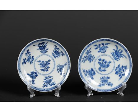 Twee porseleinen bordjes met verfijnd floraal decor, achterzijde met 4-karaktermerk gemerkt. China, Kangxi. 