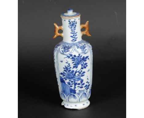 Een porseleinen dekselvaas met 2 oren bij de hals, met floraal decor. China, Kangxi. 