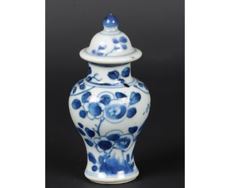 Een porseleinen dekselvaasje met floraal decor. China, Kangxi.