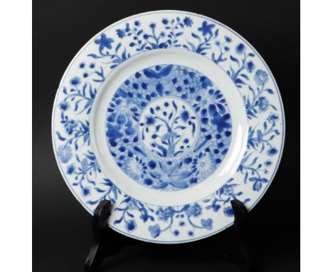 Een porseleinen schotel met floraal decor gemerkt met tao•stisch symbool. China Kangxi. 