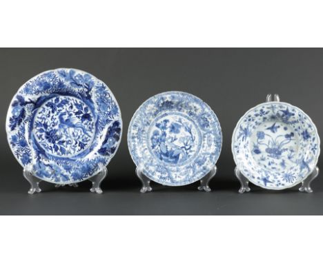Drie diverse porseleinen borden met vogel en phoenix decor. China Kangxi. 