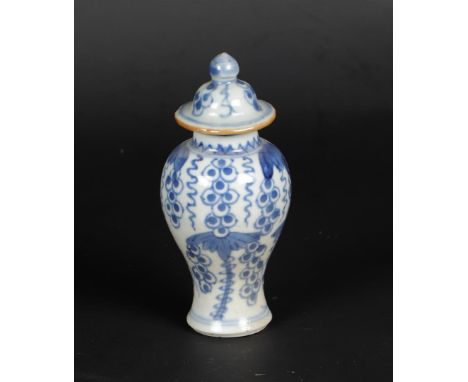 Een porseleinen dekselvaas, vierpas vormig bamboe model met floraaldecor. China, Kangxi. 