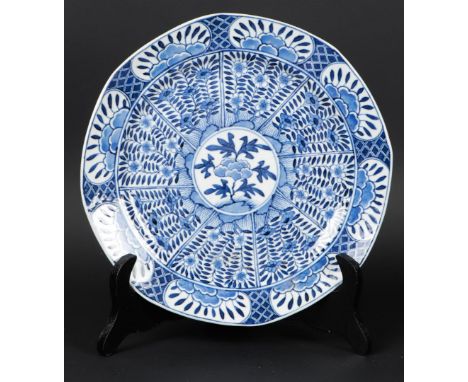 Een porseleinen bord met floraal decor in vakverdeling, gemerkt Kangxi. China, 19e eeuw.