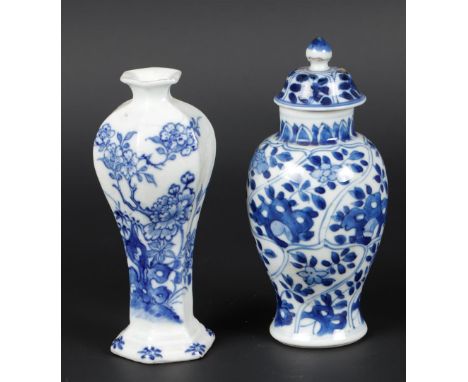 Een porseleinen dekselvaas met floraal decor. China, Kangxi. 