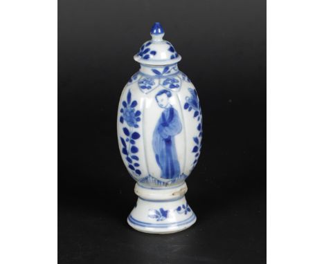 Een porseleinen dekselvaasje met lange lijzen decor en floraal decor, Jade gemerkt. China, Kangxi.