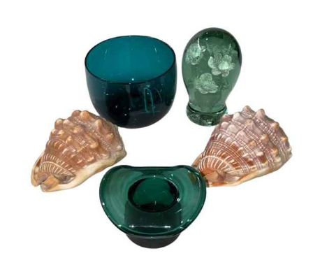 Victorian green glass dump, Bristol green glass finger bowl, glass top hat and two conch shells (5).