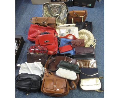 Box of vintage bags to include: various leather bags (labels include Weymouth American, Middx etc), faux crocodile skin handb