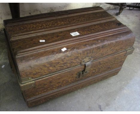 Vintage metal two handled tin trunk. (B.P. 24% incl. VAT)
