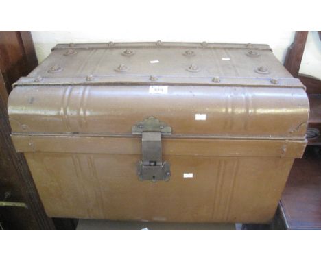 Vintage tin two handled trunk.(B.P. 24% incl. VAT)