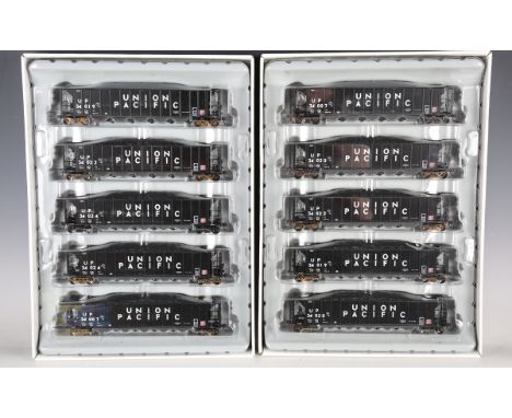 An Athearn gauge HO No. 93804 rotary snow plough and tender and two No. 94618 sets of rapid discharge hoppers Union Pacific, 
