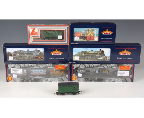 A small collection of Bachmann Branch-Line gauge O railway items, comprising No. 32-151 N Class locomotive and tender, BR lin