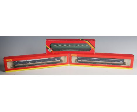 A small collection of Hornby and Hornby Railways gauge OO items, comprising two R.431, R.432 and R.441 Southern coaches, five