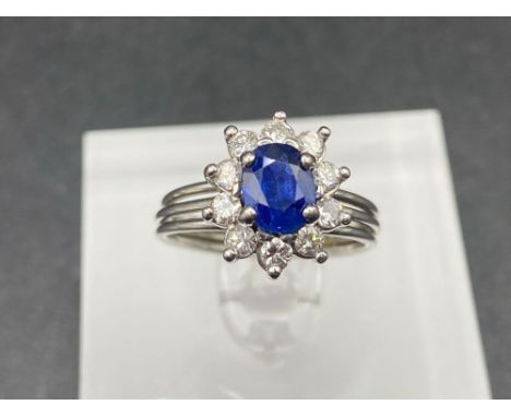 A GOOD QUALITY SAPPHIRE AND DIAMOND CLUSTER RING SIZE K 4.4 GMS