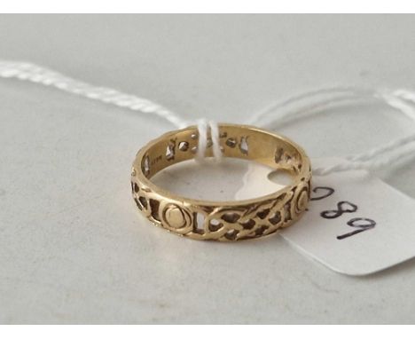 A Celtic band ring 9ct size K 1.8 gms