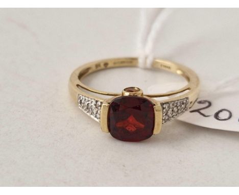 A diamond and garnet ring 9ct size P 2.3 gms