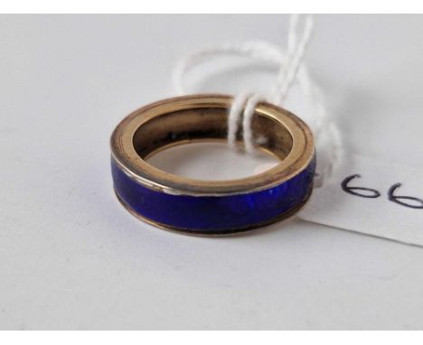 A gold and blue enamel band ring AF size K 3.7 gms