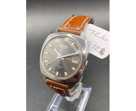A gents SEIKO wrist watch with seconds sweep and date aperture